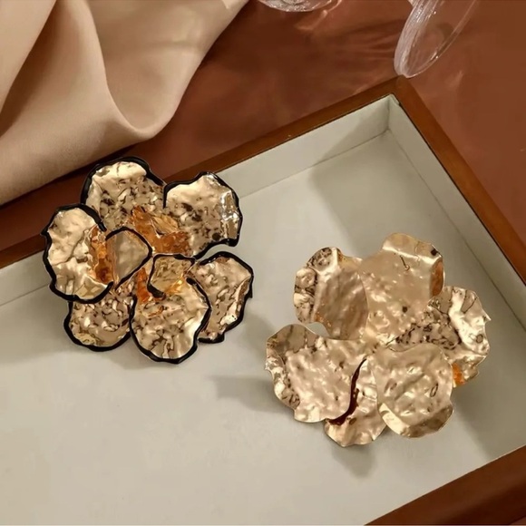 Zara Gold Metal Flower Earrings - Picture 12 of 14